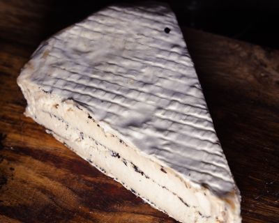 Kohlibrie – veganer Weißschimmelkäse mit Lauchasche