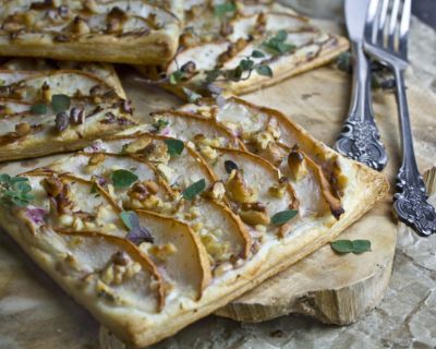 Birnen-Tartes mit Kräutern und Walnüssen