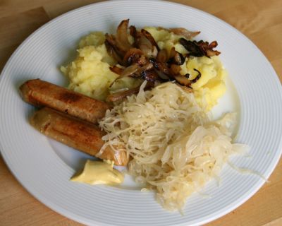 Bratwürstchen mit Sauerkraut und Kartoffelbrei