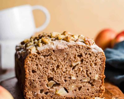 Veganes Apfelbrot mit Walnüssen & Zimt-Frosting (ohne Zucker)
