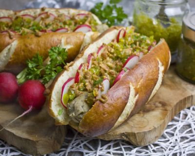 Oktoberfest-Hotdogs mit Gurken-Relish