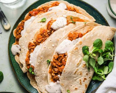 Vegane Pfannkuchen mit Tofu-Bolognese & Cashew-Béchamel