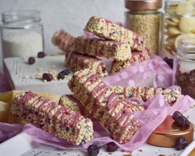 Quinoa-Cranberry-Riegel mit weißer Schokolade