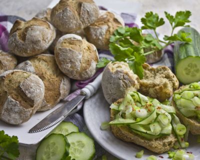 Frisch gebackene Kartoffel-Dill-Brötchen
