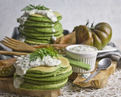 Möhrengrün-Pancakes mit Joghurt-Kräuter-Sauce