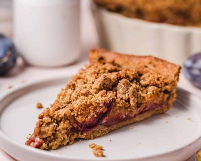 Zuckerfreier veganer Zwetschgenkuchen mit Zimtstreuseln & Vanillesauce