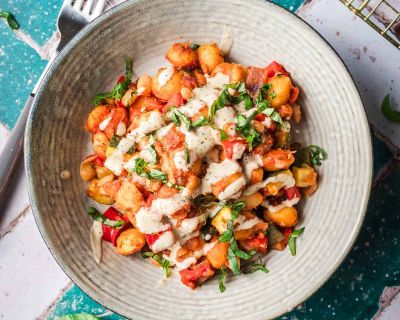 Veganer Gnocchi-Gemüse-Auflauf mit weißen Bohnen und Tahin-Sauce