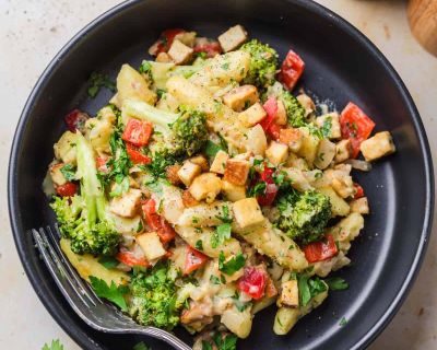 Vegane Schupfnudel-Gemüse-Pfanne mit Räuchertofu