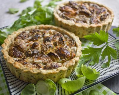 Ofenfrische vegane Rosenkohl-Tarte