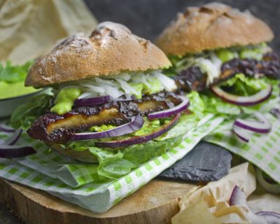 Portobello-Steak-Brötchen mit grüner Sauce
