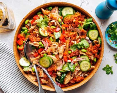 Crispy Rice Salad mit veganem Hühnchen & Ingwer-Dressing