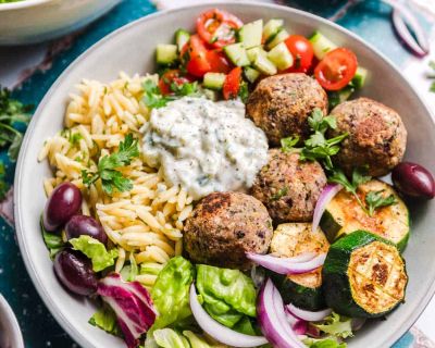 Vegane griechische Bowl mit Kichererbsenbällchen und Tzatziki