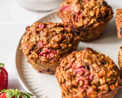 Erdbeer-Haferflocken-Muffins mit Erdnussbutter & Schoko (Ohne Zucker)