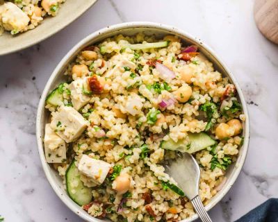 Veganer Bulgursalat mit Kichererbsen & Tofu-Feta