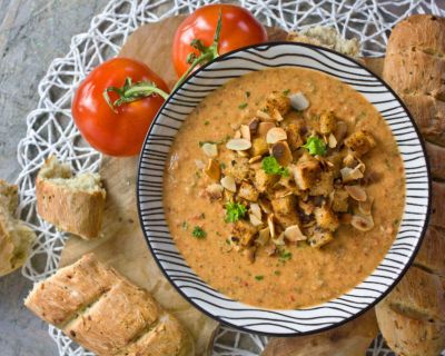 Mediterrane Knoblauch-Mandel-Suppe