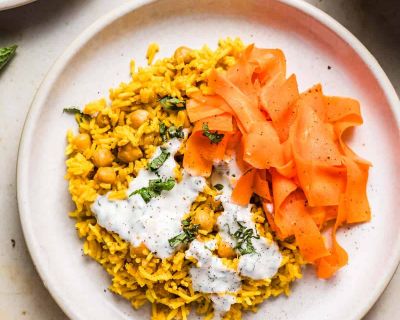 Veganer Reistopf mit Kichererbsen, Karottensalat und Minzsauce
