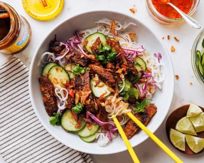 Reisnudelsalat mit gegrillten Hoisin-Sojamedaillons