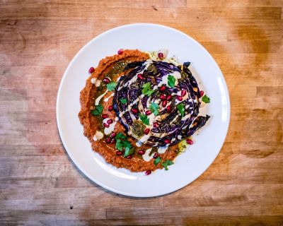 Rotkohl-Steaks aus dem Ofen mit Muhammara und Za’atar