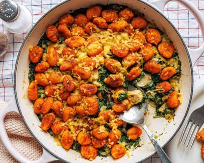 Crunchy Gnocchi-Auflauf mit Spinat & veganem Geschnetzeltem