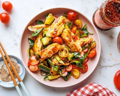 Veganer Dumpling-Salat mit Tomaten & Chiliöl-Dressing