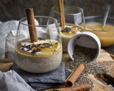 Chai-Chia-Pudding mit Joghurt und Apfelmus