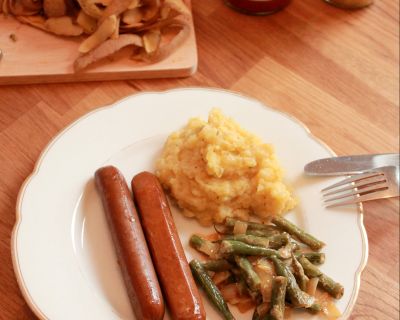 der Klassiker: Kartoffelpü mit Bohnen und Würstchen