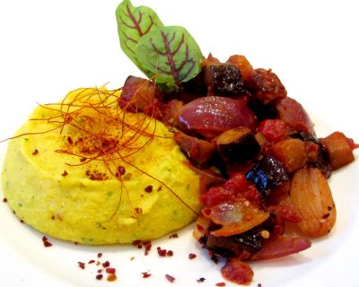 Cremige Kräuterpolenta mit Auberginenragout