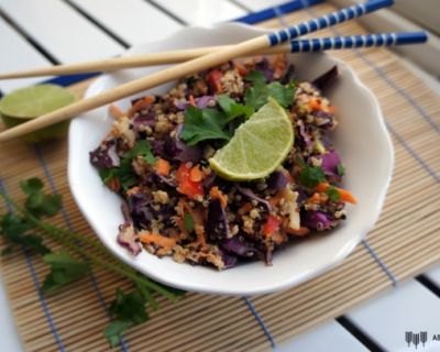 Veganer Thai-Quinoa Salat mit Erdnuss-Dressing