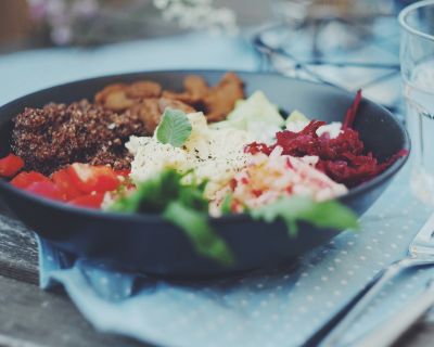 Bunter Salat mit Dinkelgeschnetzeltem