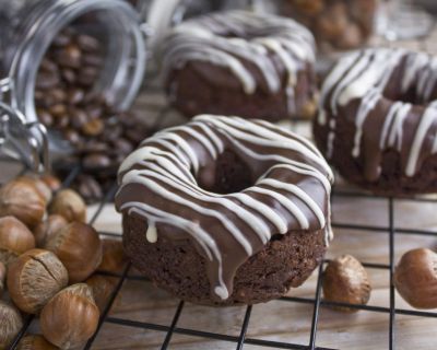 Kaffee-Nuss-Donuts aus dem Ofen