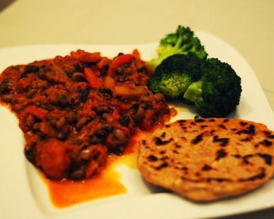 Bohnen-Paprikaeintopf mit Knoblauch-Naan und Brokkoli