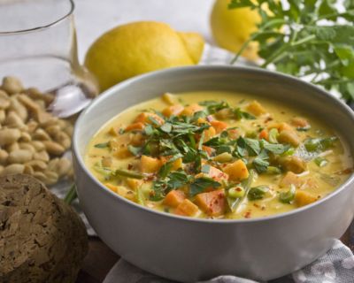 Erdnuss-Zitronen-Suppe mit Gemüse