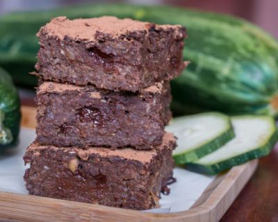 Vegane Brownies ohne Haushaltszucker – super saftig mit Zucchini!