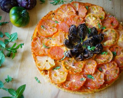 Herzhafte Tarte mit Artischocken-Tomaten-Blume (vegan und glutenfrei)