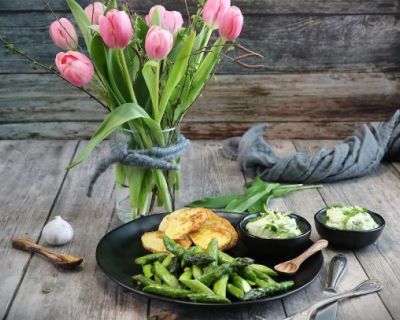 Bärlauchmayonnaise zu grünem Spargel und Ofenkartoffeln