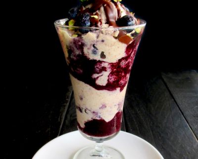 Mandel-Vanille-Eiscreme mit Heidelbeersoße [Sundae]