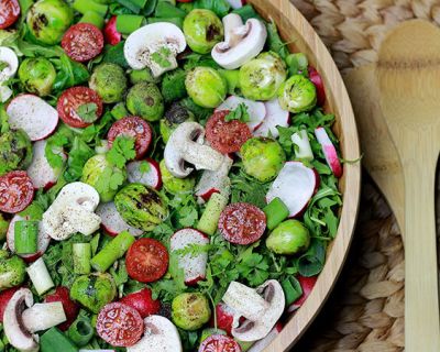 Grüner Salat mit Rosenkohl, Radieschen und Cherrytomaten