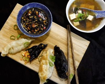 Chinesische Charcoal-Jiǎozi – gedämpfte Gemüse-Teigtaschen mit Misosuppe