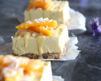 Rohe Mango-Kokos-Schnitten mit weißer Schokolade