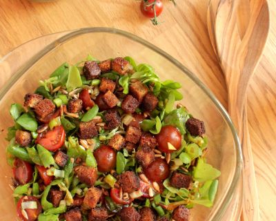 knackiger Feldsalat mit würzigen Brotwürfeln und Cherrytomaten