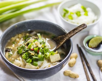 Mì Quảng – Scharfe vietnamesische Kokos-Reisbandnudel-Suppe mit Pilzen, Tofu, frischen Kräutern & gerösteten Erdnüssen