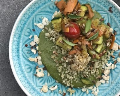 Quinoa mit Spinat-Hummus, Curry-Gemüse und Nüssen