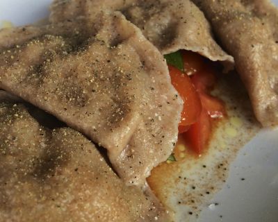 Pilzravioli auf Tomatensalat