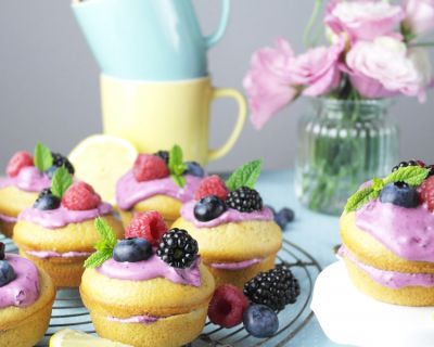 Mini Naked Cakes: Zitronen Muffin-Küchlein mit Blaubeer-Frischkäse