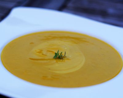 Gelbe Zucchinicremesuppe mit Karotten