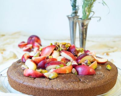 Nektarinen-Nuss-Kuchen mit marinierten Früchten und Pistazien / nutty nectarine cake with marinated fruits and pistachios