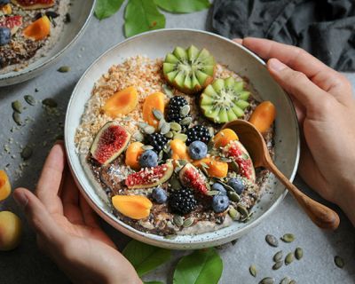Buchweizen-Porridge mit Heidelbeeren, Kokos und saisonalem Obst