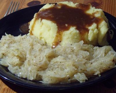 Sauerkraut mit Kartoffelpüree und brauner Sauce