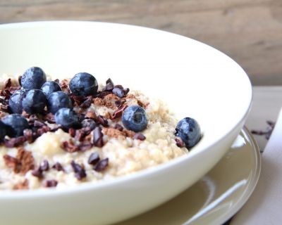 Oatmeal mit gebratener Zimtbanane, Kakao-Nibs und Blaubeeren