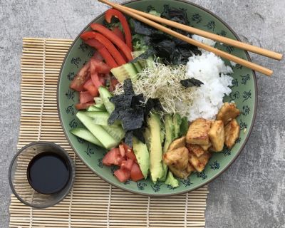 vegane Sushi-Bowl mit Chili-Tempeh
